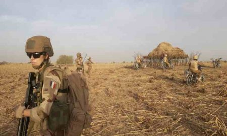 La France veut réduire sa présence militaire dans la région meurtrière du Sahel