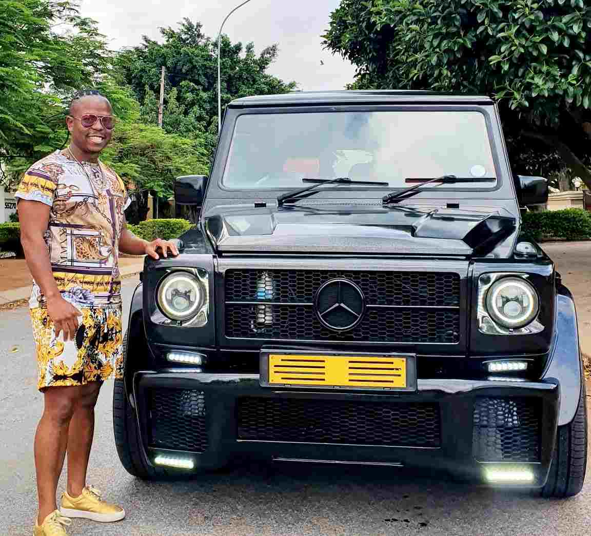 Vee Mampeezy exhibe son G-Wagon noir