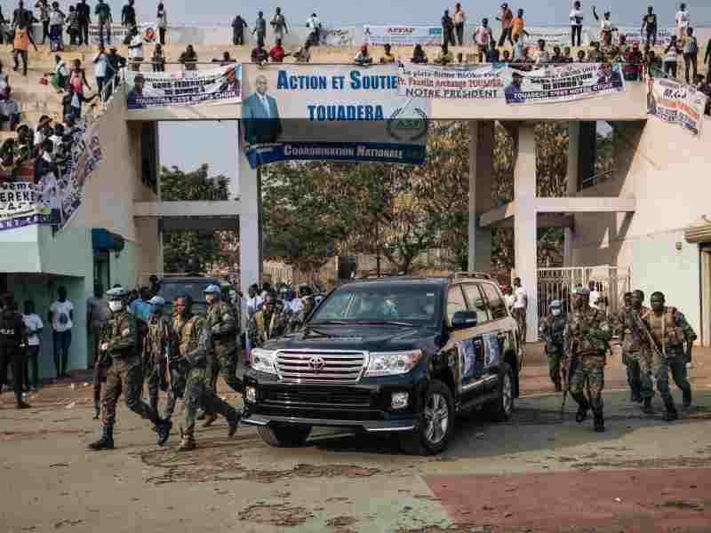 Des pays et des organisations appellent l'ancien président de l'Afrique centrale à déposer les armes