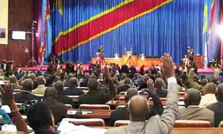 Le parlement de la RD Congo vote la destitution du président