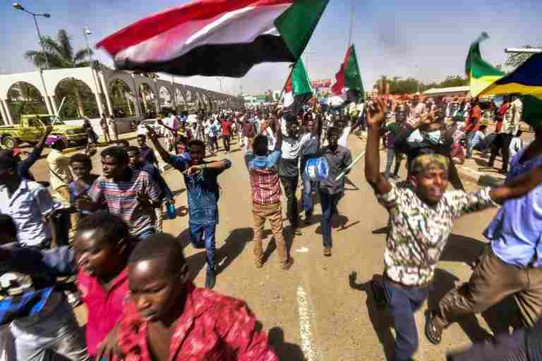 Des milliers de manifestants en colère célèbrent le deuxième anniversaire du renversement de Béchir