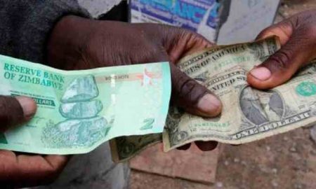 Les marchands de devises du Zimbabwe réparent des billets en dollars usés
