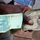 Les marchands de devises du Zimbabwe réparent des billets en dollars usés