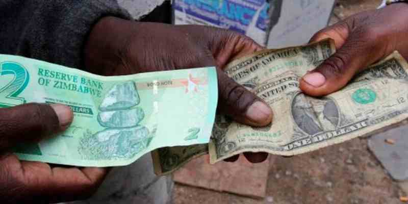 Les marchands de devises du Zimbabwe réparent des billets en dollars usés