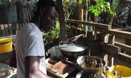 Les petits restaurants locaux d'Abidjan se bousculent pour des parts de marché