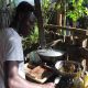 Les petits restaurants locaux d'Abidjan se bousculent pour des parts de marché