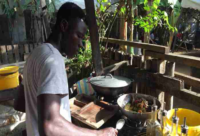 Les petits restaurants locaux d'Abidjan se bousculent pour des parts de marché