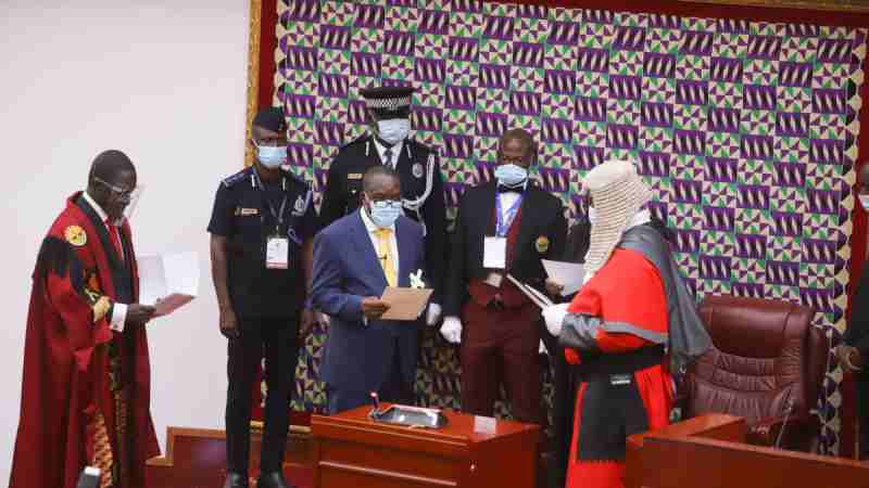 Après des affrontements entre députés...un membre de l'opposition élu président du Parlement au Ghana