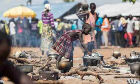 Le HCR transporte des personnes déplacées vers un nouvel emplacement au Soudan