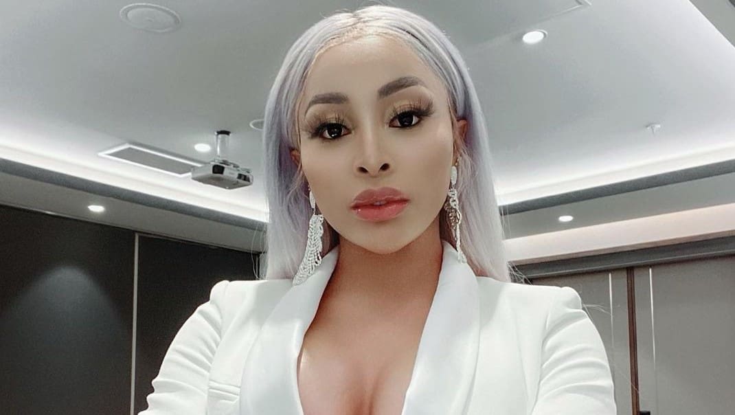 Khanyi Mbau rompt son silence à propos de l'interdiction de l'alcool