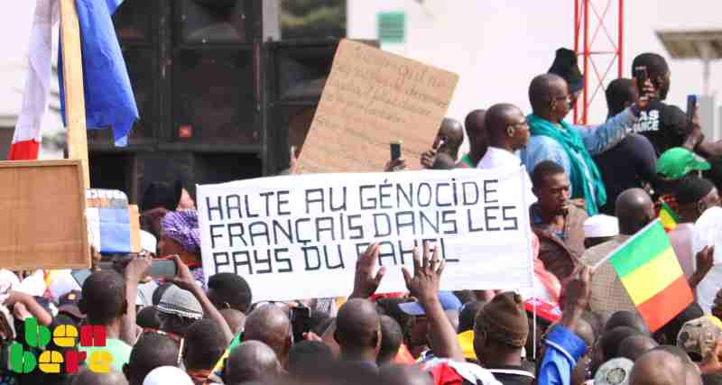 Manifestations contre l'armée française...et "Bah N’Daw" fait l'éloge des forces étrangères