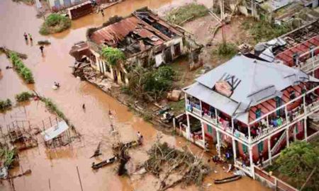 Des habitants effrayés se préparent à l'approche du cyclone Eloise au Mozambique