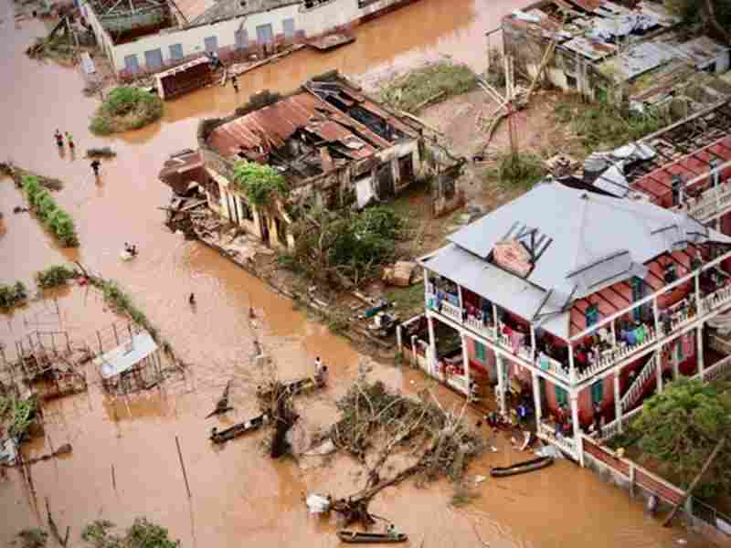 Des habitants effrayés se préparent à l'approche du cyclone Eloise au Mozambique