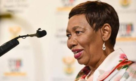 Critique d'une ministre sud-africain qui a déclaré que les personnes éduquées ne commettaient pas de viol