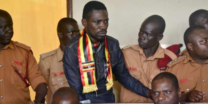 Ouganda: Bobi Wine sous pression pour retirer sa pétition