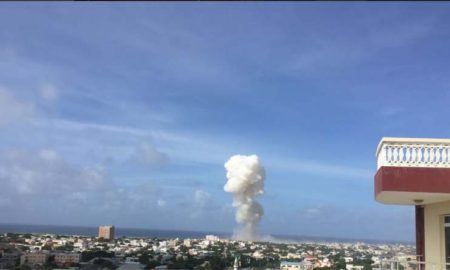 Une énorme explosion et des coups de feu à Mogadiscio et Al-Shabab adoptent l'opération
