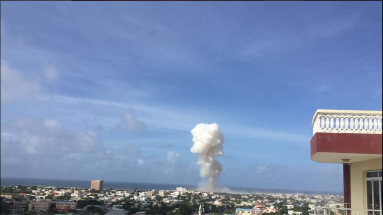 Une énorme explosion et des coups de feu à Mogadiscio et Al-Shabab adoptent l'opération