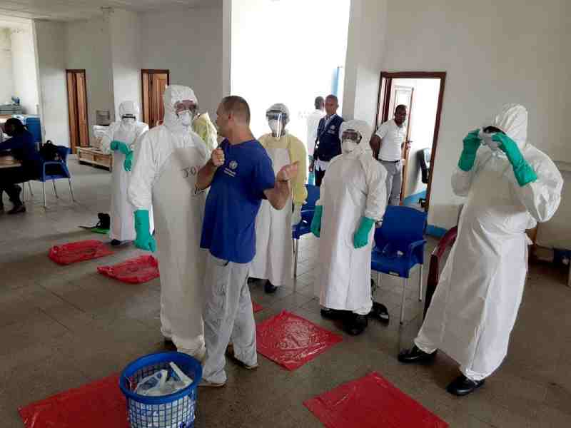 L'OMS intensifie ses efforts pour enrayer les flambées d'Ebola en Guinée et en RDC
