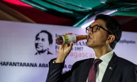 Un président africain propose une "boisson corona bio" comme alternative au vaccin