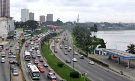 La BAD signe un accord de financement de 229,5 millions de dollars pour le projet de l'autoroute Kampala-Jinja