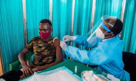 Coronavirus: le Rwanda vaccine les réfugiés et les demandeurs d'asile contre le COVID-19