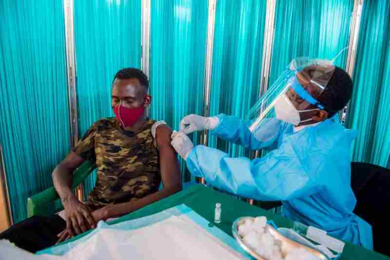 Coronavirus: le Rwanda vaccine les réfugiés et les demandeurs d'asile contre le COVID-19
