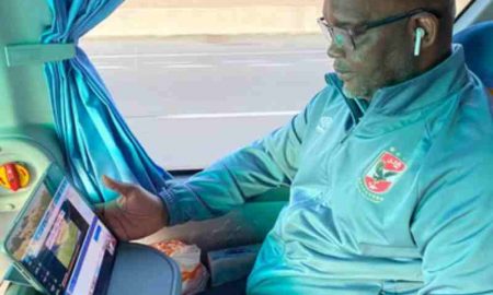 L'entraîneur Ahly Pitso Mosimane assiste au cours de Mikel Arteta à bord d’un bus