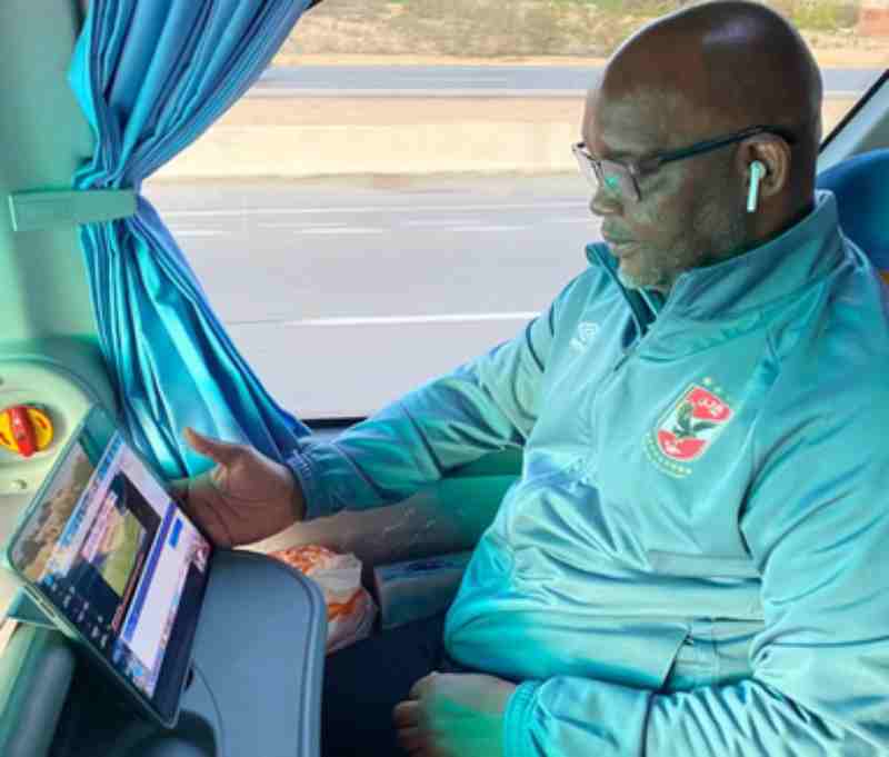 L'entraîneur Ahly Pitso Mosimane assiste au cours de Mikel Arteta à bord d’un bus