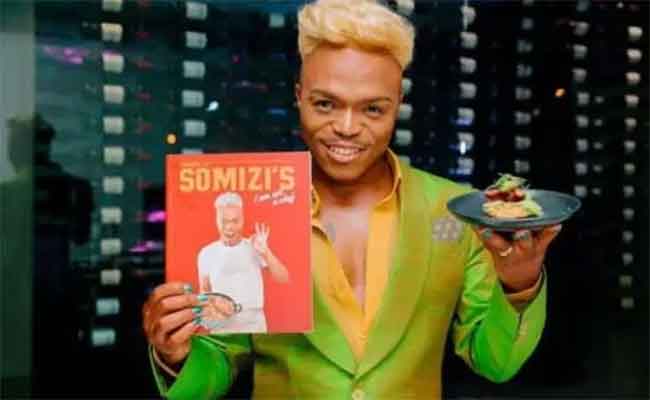 Somizi célèbre son livre de recettes en conservant sa position de leader