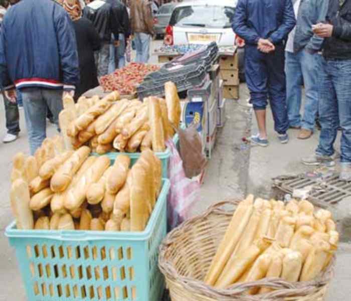 En Algérie, les citoyens sont avertis des dangers d'acquérir des denrées alimentaires toxiques vendues sur les trottoirs