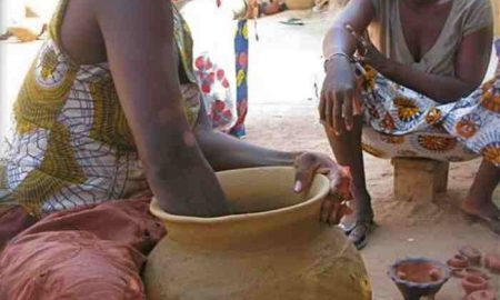 Au Sénégal, les femmes tentent de maintenir la tradition de la poterie