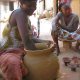 Au Sénégal, les femmes tentent de maintenir la tradition de la poterie