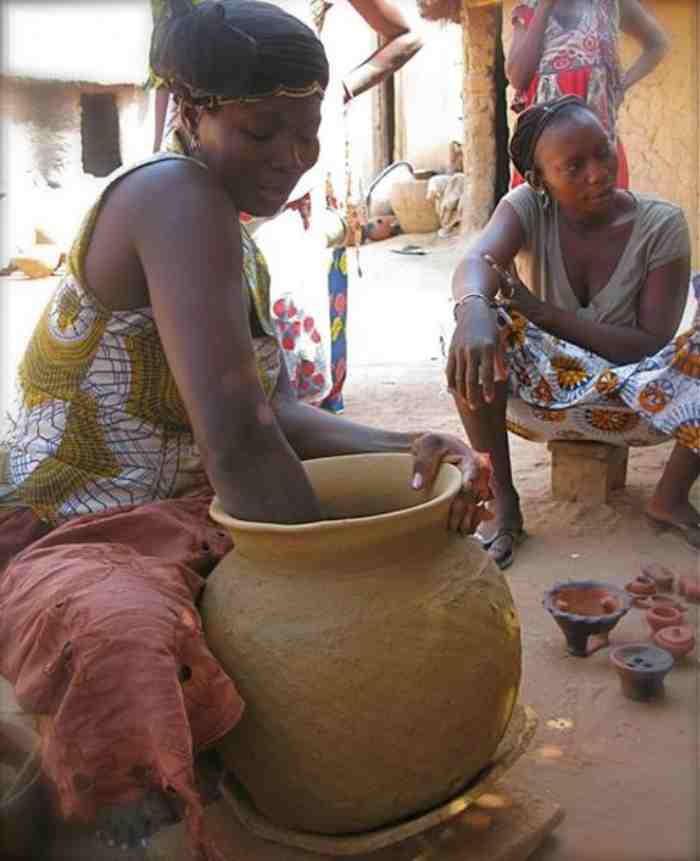 Au Sénégal, les femmes tentent de maintenir la tradition de la poterie