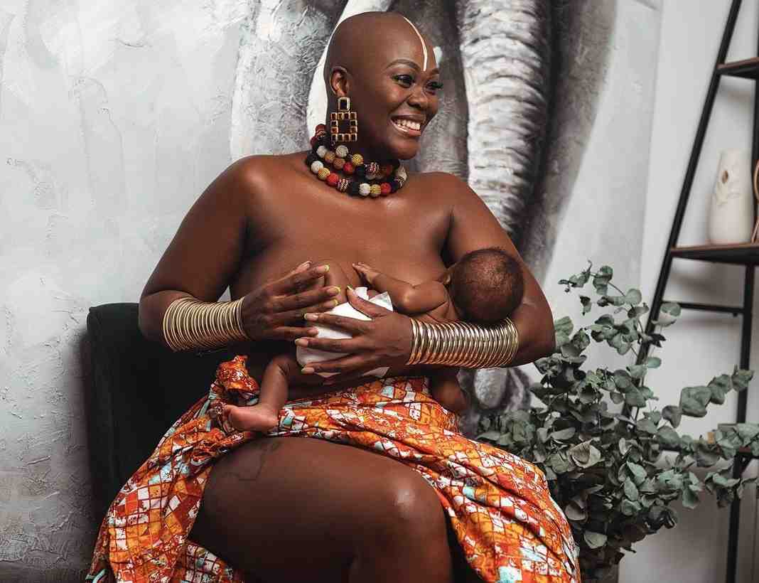 Zikhona fait ses débuts avec son bébé …Quel joli paquet de joie