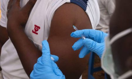 Le conseil de paix et de sécurité africain proteste contre la "distribution injuste" des vaccins