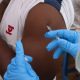 Le conseil de paix et de sécurité africain proteste contre la "distribution injuste" des vaccins