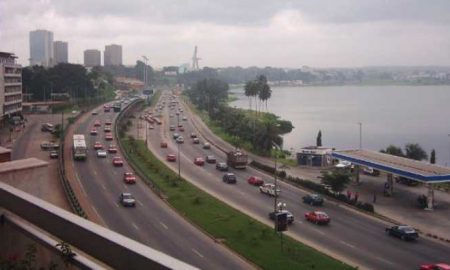 La BAD signe des accords de financement de 348 millions de dollars pour la réhabilitation et la modernisation du transport routier en Ouganda