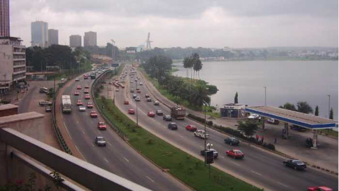 La BAD signe des accords de financement de 348 millions de dollars pour la réhabilitation et la modernisation du transport routier en Ouganda