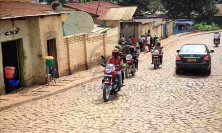 Des femmes rwandaises entrent sur le marché des motos-taxis