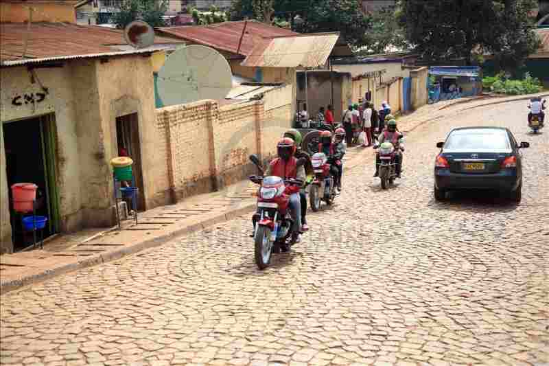 Des femmes rwandaises entrent sur le marché des motos-taxis