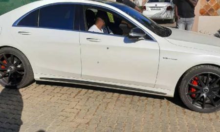 Vhudi publie une photo de lui au volant de sa nouvelle voiture