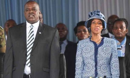 Le président botswanais Masisi reçoit la première dose de vaccin Pfizer