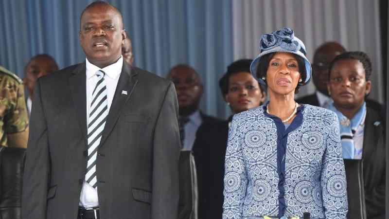 Le président botswanais Masisi reçoit la première dose de vaccin Pfizer