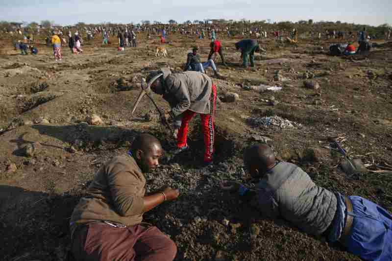 Des pierres déterrées par des milliers de prospecteurs en Afrique du Sud ne sont pas des diamants, mais des cristaux de quartz