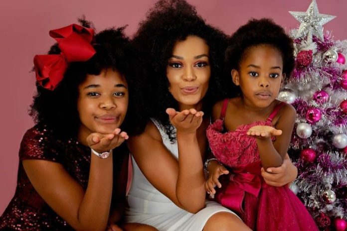 Pearl Thusi et ses filles sont enthousiasmées par leur dernier appareil électroménager