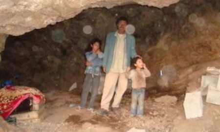 Les fils des généraux vivent au-dessus des nuages, et des milliers de familles algériennes vivent une vie primitive dans des grottes