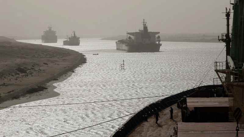 Le canal de Suez réalise un chiffre d'affaires annuel record de près de 6 milliards de dollars