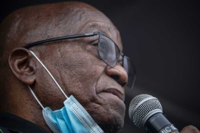Interpol poursuit deux hommes d'affaires amis de Zuma pour corruption
