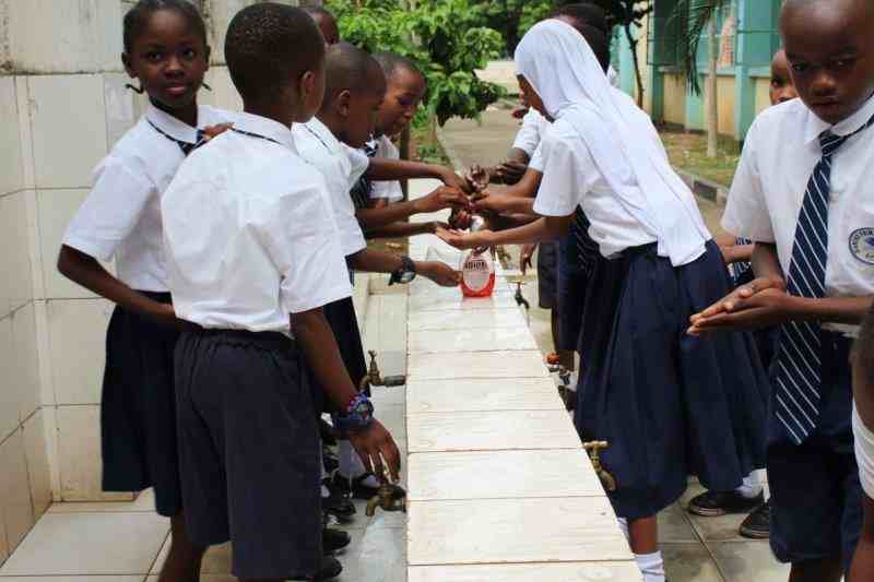 Les écoles rouvrent en Tanzanie selon les directives du gouvernement pour stopper la propagation de Covid-19