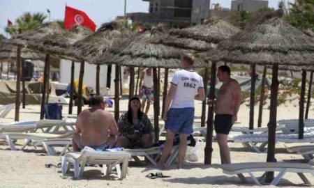 Les touristes affluent en Tunisie alors que les médecins luttent pour lutter contre le covid-19